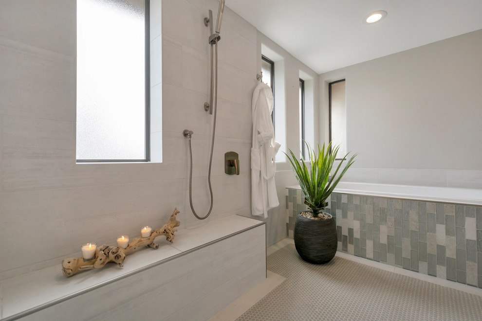 Foto på ett stort vintage grå en-suite badrum, med skåp i shakerstil, vita skåp, ett platsbyggt badkar, en öppen dusch, grå kakel, porslinskakel, grå väggar, klinkergolv i porslin, ett nedsänkt handfat, bänkskiva i kvarts, brunt golv och med dusch som är öppen