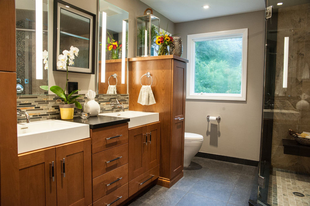 Foto de cuarto de baño rectangular contemporáneo con lavabo sobreencimera