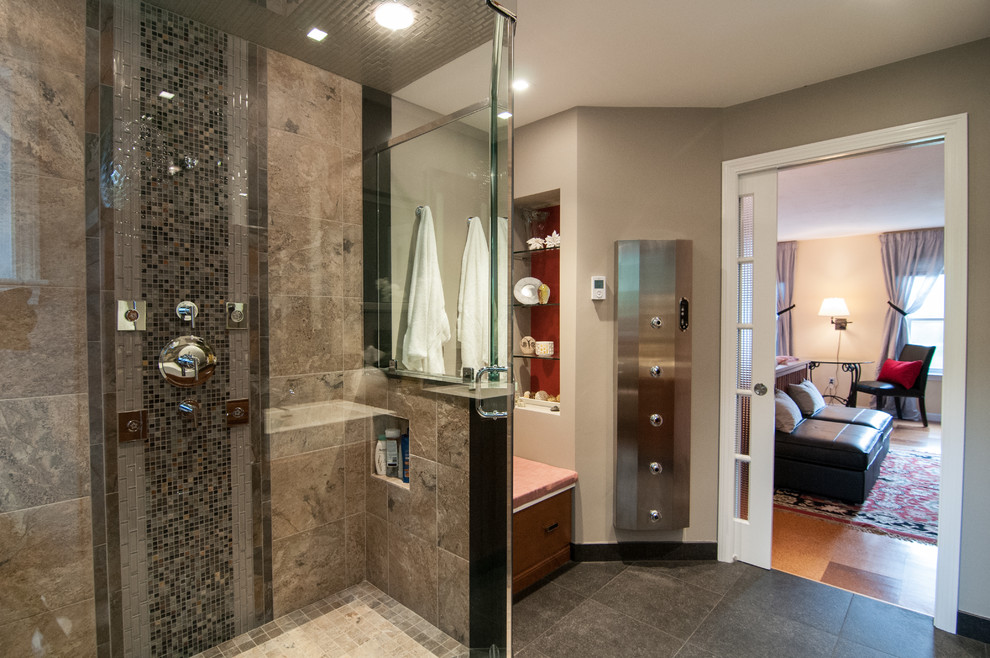 Foto de cuarto de baño actual con armarios abiertos y baldosas y/o azulejos en mosaico