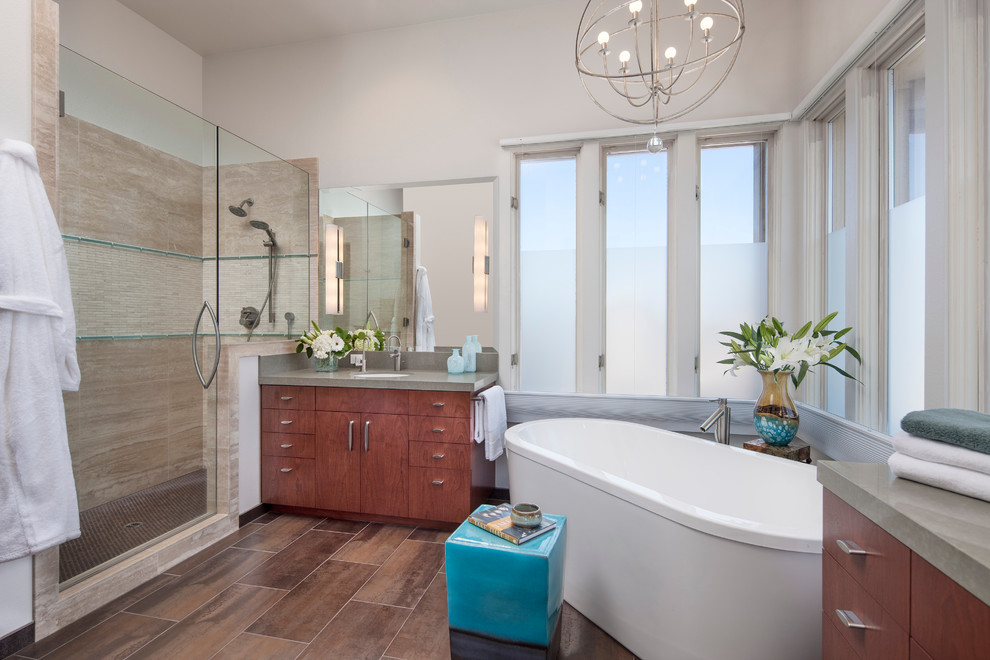 Foto de cuarto de baño contemporáneo con bañera exenta y ducha empotrada