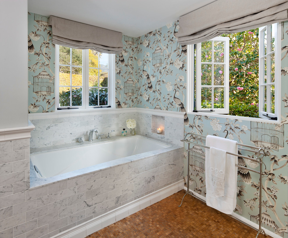 Inspiration pour une salle de bain traditionnelle avec une baignoire en alcôve et un carrelage blanc.