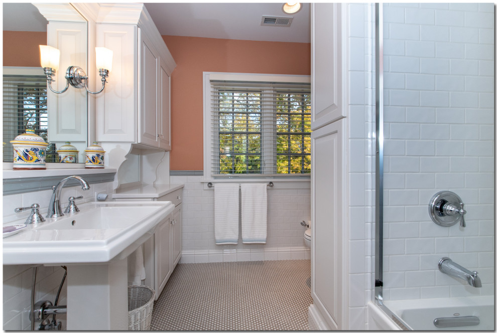 На фото: главная ванная комната среднего размера в классическом стиле с открытыми фасадами, белыми фасадами, ванной в нише, душем над ванной, раздельным унитазом, белой плиткой, плиткой кабанчик, бежевыми стенами, полом из керамической плитки, монолитной раковиной, белым полом, душем с раздвижными дверями и белой столешницей с