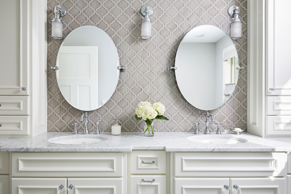Idéer för att renovera ett stort vintage grå grått en-suite badrum, med luckor med infälld panel, vita skåp, grå kakel, porslinskakel, grå väggar, ett undermonterad handfat och bänkskiva i akrylsten