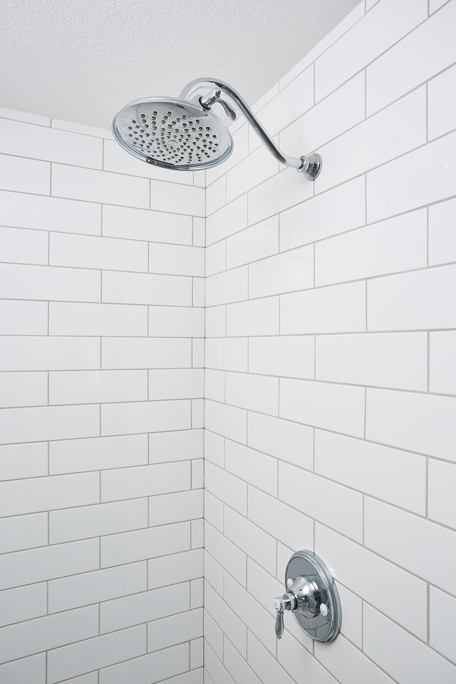 Idéer för ett stort klassiskt grå en-suite badrum, med luckor med infälld panel, vita skåp, en dusch i en alkov, en toalettstol med separat cisternkåpa, grå kakel, porslinskakel, grå väggar, klinkergolv i keramik, ett undermonterad handfat, bänkskiva i akrylsten, grått golv och dusch med gångjärnsdörr