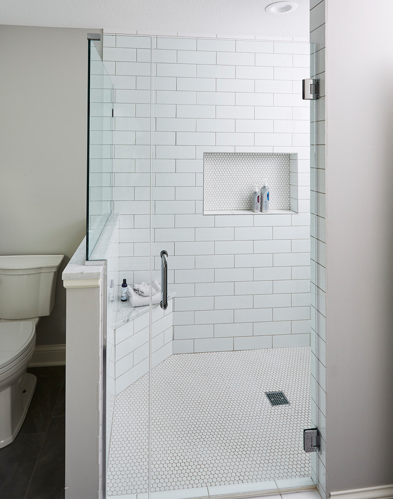 Пример оригинального дизайна: большая главная ванная комната в классическом стиле с фасадами с утопленной филенкой, белыми фасадами, душем в нише, раздельным унитазом, серой плиткой, керамогранитной плиткой, серыми стенами, полом из керамической плитки, врезной раковиной, столешницей из искусственного камня, серым полом, душем с распашными дверями и серой столешницей