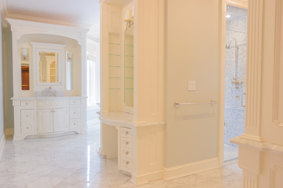 Idées déco pour une très grande salle de bain classique avec des portes de placard blanches, un plan de toilette en calcaire, une baignoire sur pieds, une douche double, un carrelage blanc et un mur bleu.