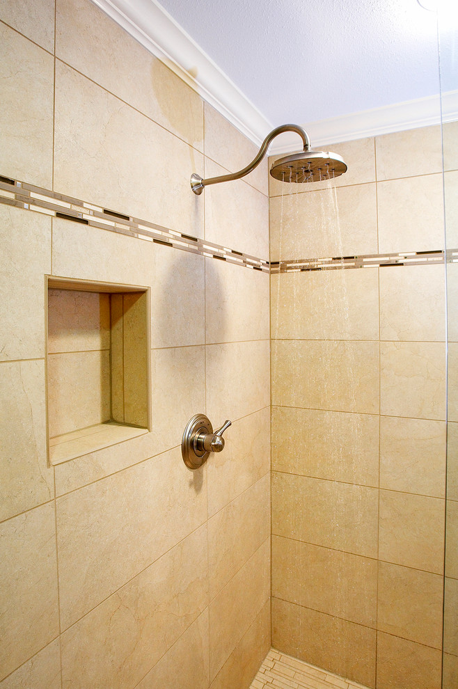 Aménagement d'une salle de bain classique avec une douche d'angle, WC séparés, un carrelage beige et des carreaux de céramique.