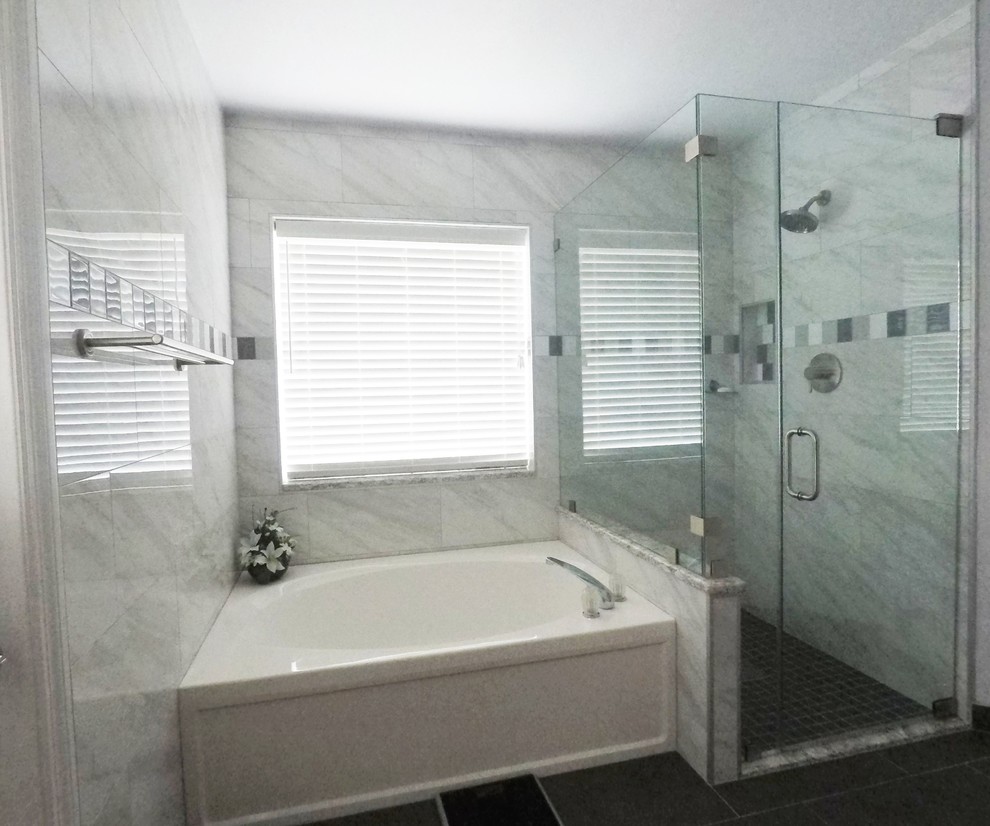 Пример оригинального дизайна: главная ванная комната среднего размера в современном стиле с фасадами в стиле шейкер, белыми фасадами, ванной в нише, угловым душем, раздельным унитазом, белой плиткой, керамогранитной плиткой, серыми стенами, полом из керамогранита, врезной раковиной, столешницей из искусственного кварца, черным полом, душем с распашными дверями и серой столешницей