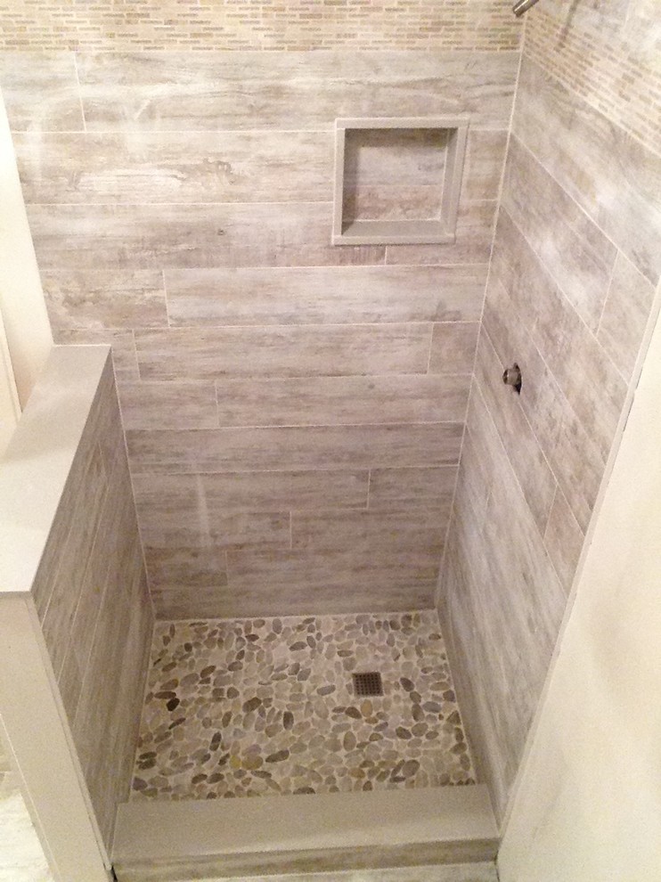 Idéer för ett mellanstort klassiskt en-suite badrum, med en öppen dusch, beige kakel, keramikplattor och klinkergolv i småsten