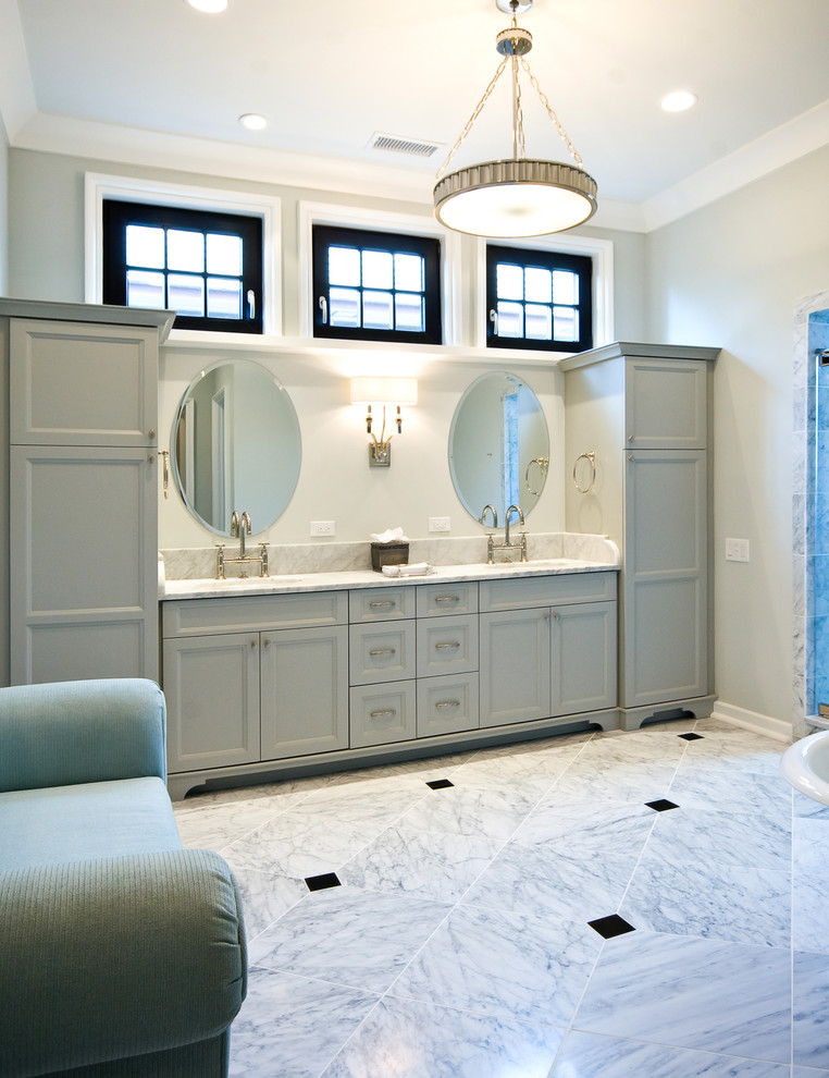 Стильный дизайн: ванная комната в классическом стиле с врезной раковиной, фасадами с утопленной филенкой и серыми фасадами - последний тренд