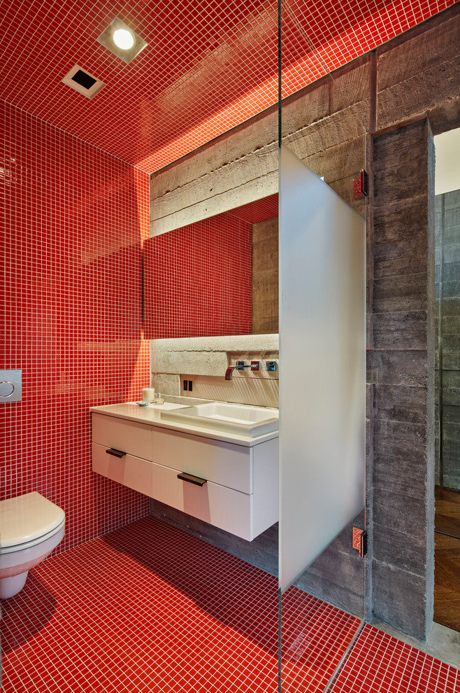 Imagen de cuarto de baño contemporáneo con armarios con paneles lisos