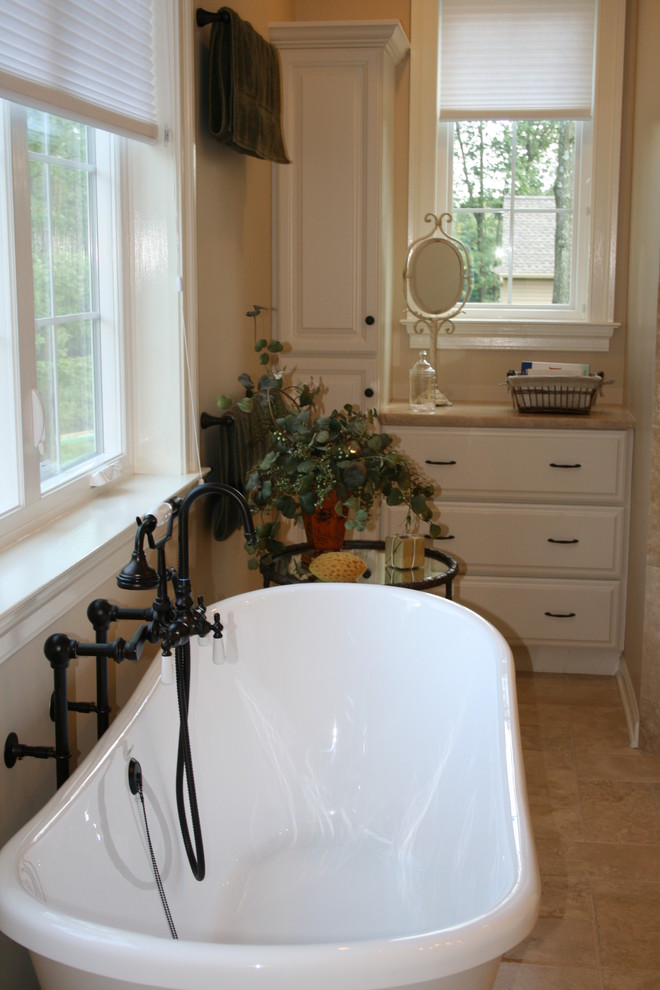 Inspiration för ett mellanstort vintage en-suite badrum, med luckor med upphöjd panel, vita skåp, ett fristående badkar, en dusch i en alkov, travertinkakel, beige väggar, travertin golv, ett undermonterad handfat och granitbänkskiva