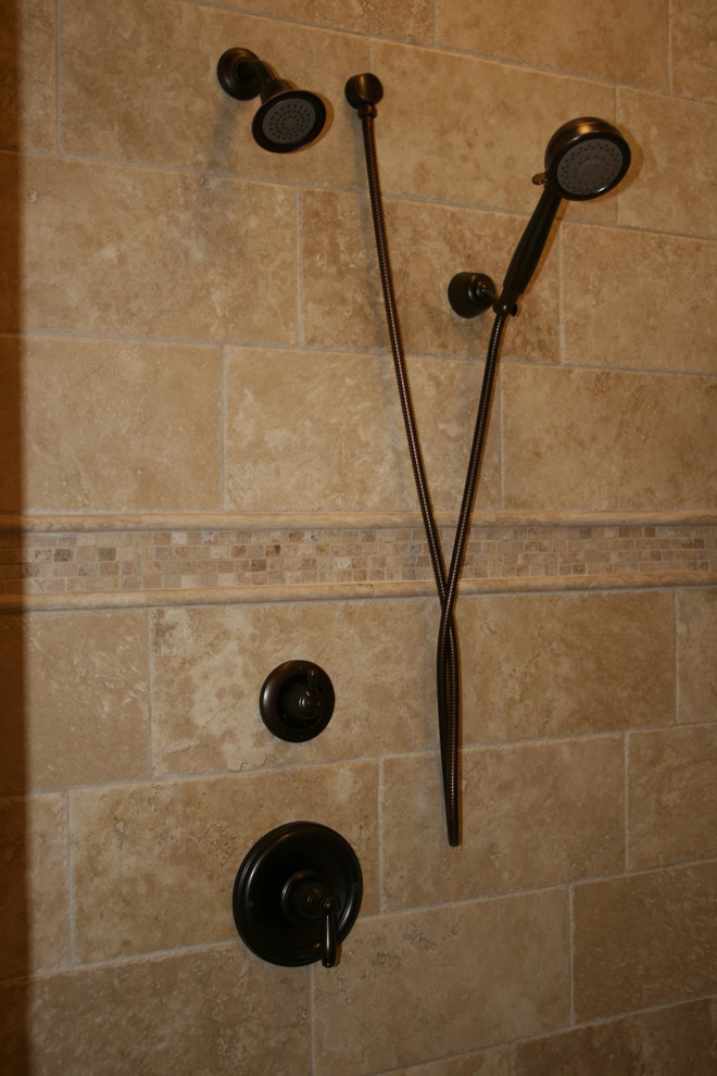 Inredning av ett klassiskt mellanstort en-suite badrum, med luckor med upphöjd panel, vita skåp, ett fristående badkar, en dusch i en alkov, travertinkakel, beige väggar, travertin golv, ett undermonterad handfat och granitbänkskiva