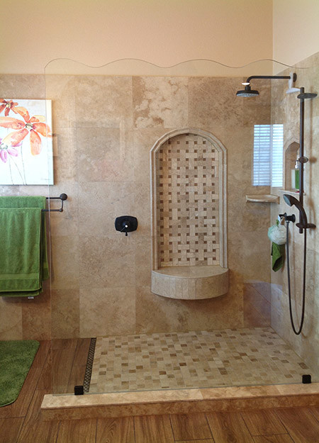 Aménagement d'une salle de bain principale méditerranéenne en bois brun de taille moyenne avec un placard avec porte à panneau surélevé, une douche d'angle, WC séparés, un carrelage beige, du carrelage en travertin, un mur beige, un sol en bois brun, un lavabo encastré, un plan de toilette en marbre, un sol marron et aucune cabine.