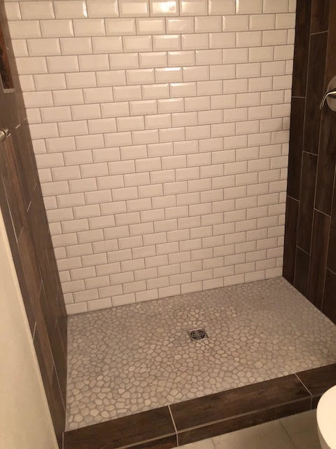Idéer för ett mellanstort modernt vit en-suite badrum, med släta luckor, bruna skåp, en dusch i en alkov, en toalettstol med hel cisternkåpa, vit kakel, tunnelbanekakel, beige väggar, marmorgolv, ett nedsänkt handfat, laminatbänkskiva, vitt golv och med dusch som är öppen