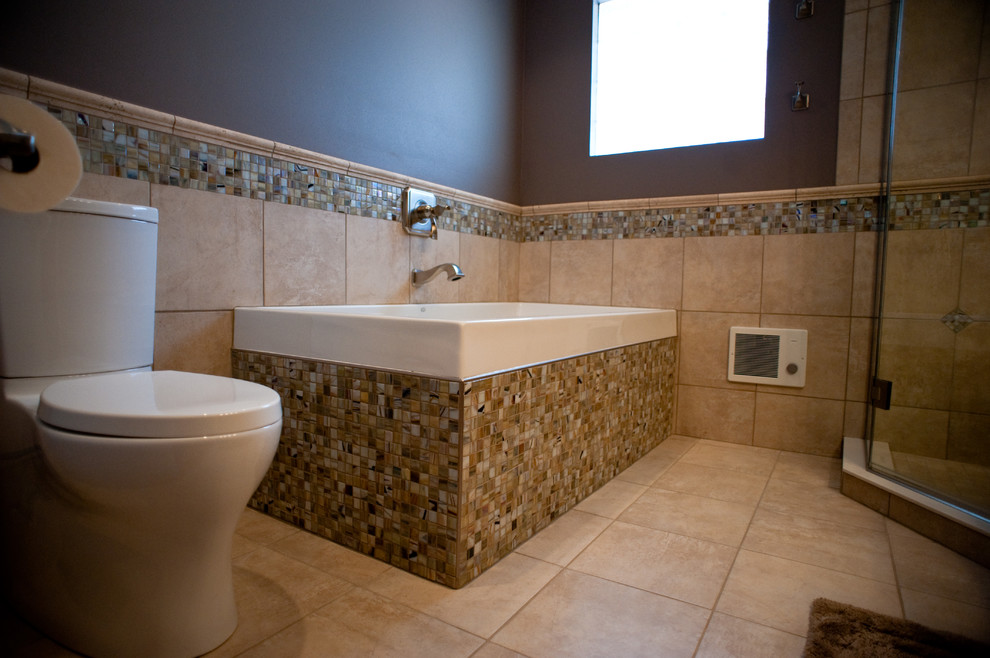 На фото: главная ванная комната среднего размера в классическом стиле с полом из керамической плитки, бежевым полом, накладной ванной, угловым душем, раздельным унитазом, бежевой плиткой, керамической плиткой, серыми стенами и душем с распашными дверями с