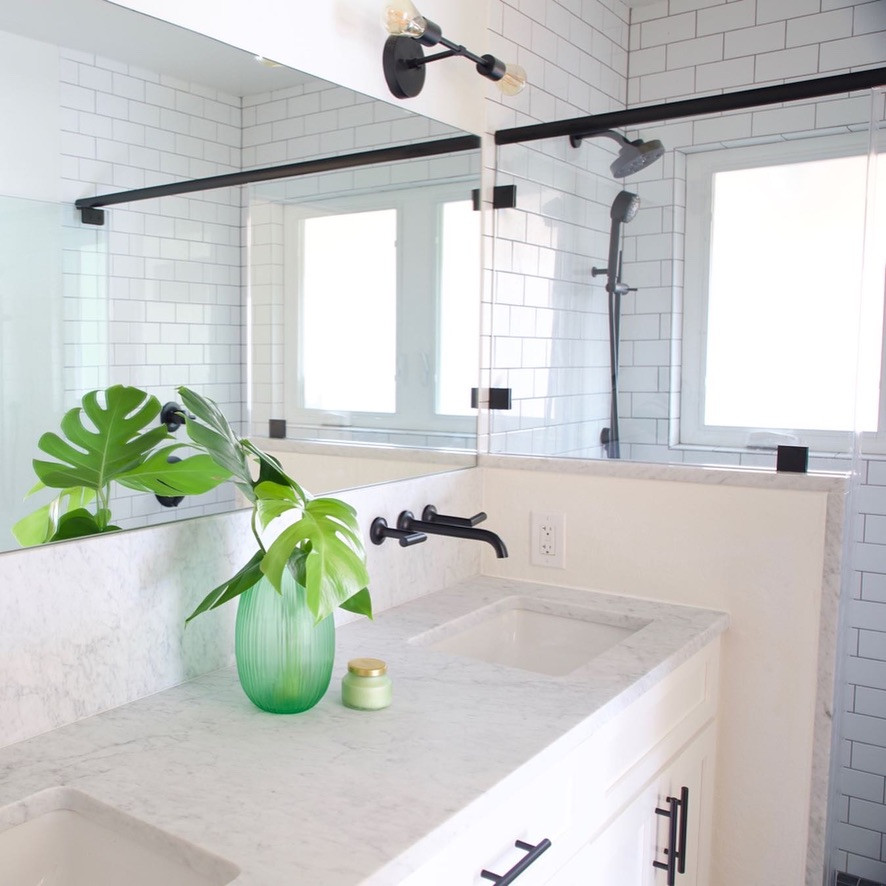 Inspiration för mellanstora moderna grått en-suite badrum, med skåp i shakerstil, vita skåp, en kantlös dusch, vit kakel, keramikplattor, vita väggar, klinkergolv i porslin, ett undermonterad handfat, marmorbänkskiva, svart golv och dusch med gångjärnsdörr
