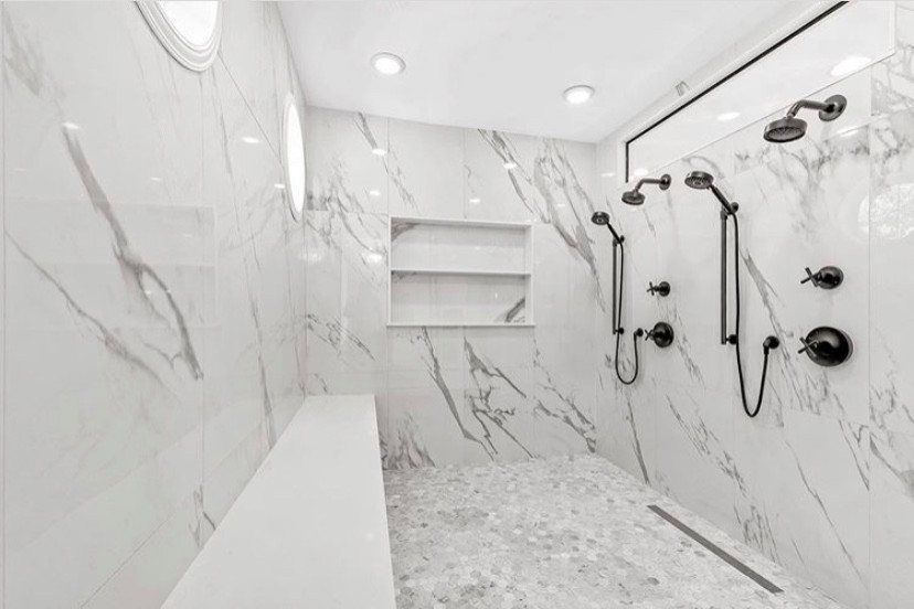 Пример оригинального дизайна: большая главная ванная комната в стиле модернизм с стеклянными фасадами, черными фасадами, отдельно стоящей ванной, душем над ванной, биде, разноцветной плиткой, мраморной плиткой, серыми стенами, мраморным полом, монолитной раковиной, столешницей из гранита, разноцветным полом, открытым душем, белой столешницей, тумбой под две раковины и встроенной тумбой