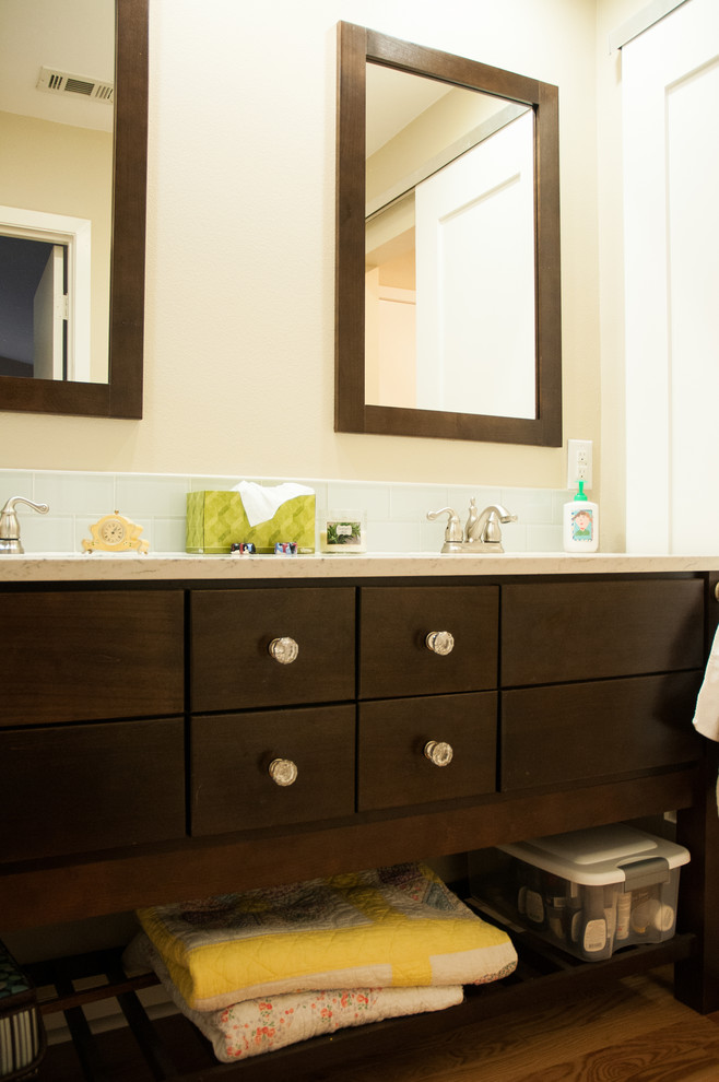 Imagen de cuarto de baño principal actual de tamaño medio con lavabo bajoencimera, armarios con paneles lisos, puertas de armario de madera en tonos medios y paredes beige