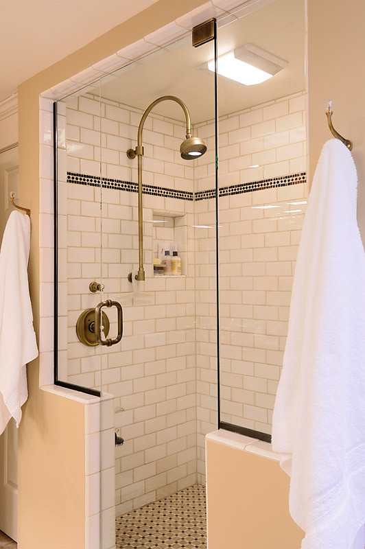 На фото: главная ванная комната среднего размера в классическом стиле с белыми фасадами, душем в нише, черно-белой плиткой, керамической плиткой, бежевыми стенами, полом из травертина, врезной раковиной и стеклянной столешницей с