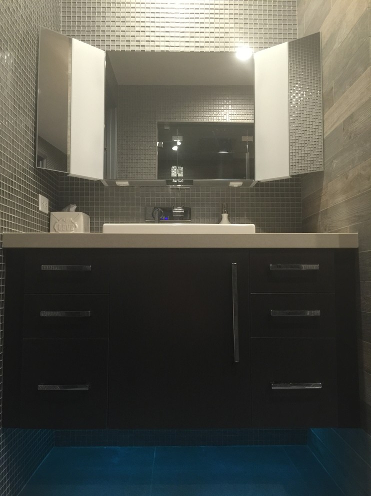 Idéer för ett mellanstort asiatiskt en-suite badrum, med släta luckor, skåp i mörkt trä, bänkskiva i kvartsit, grå kakel, glaskakel, grå väggar och klinkergolv i porslin