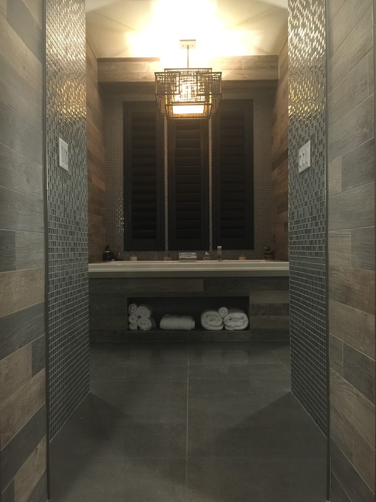 Imagen de cuarto de baño principal asiático de tamaño medio con encimera de cuarcita, bañera encastrada, baldosas y/o azulejos multicolor, baldosas y/o azulejos de porcelana, paredes grises y suelo de baldosas de porcelana