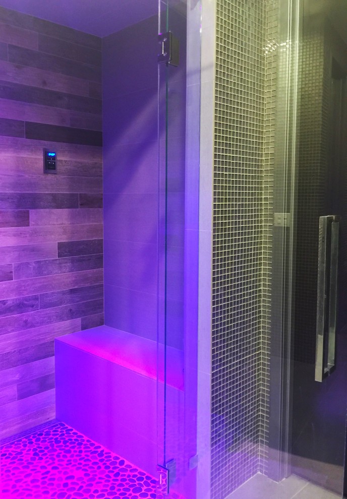Свежая идея для дизайна: главная ванная комната среднего размера в восточном стиле с душем без бортиков, разноцветной плиткой, керамогранитной плиткой, серыми стенами, полом из керамогранита и душем с распашными дверями - отличное фото интерьера