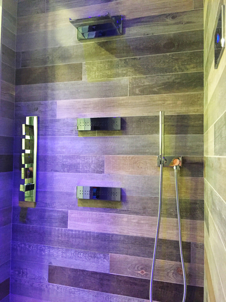 Cette photo montre une salle de bain principale asiatique de taille moyenne avec une douche à l'italienne, des carreaux de porcelaine, un carrelage multicolore et un mur multicolore.