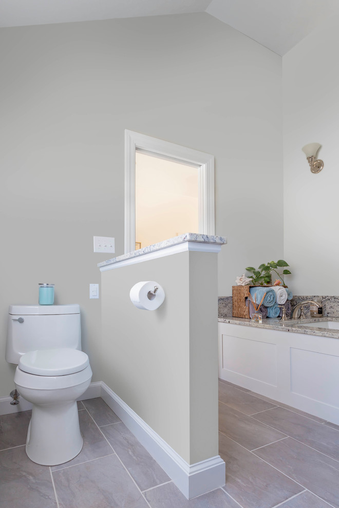 Пример оригинального дизайна: большая главная ванная комната в классическом стиле с фасадами с утопленной филенкой, белыми фасадами, угловой ванной, угловым душем, унитазом-моноблоком, керамической плиткой, зелеными стенами, полом из керамической плитки, врезной раковиной, столешницей из гранита, разноцветной плиткой и серым полом