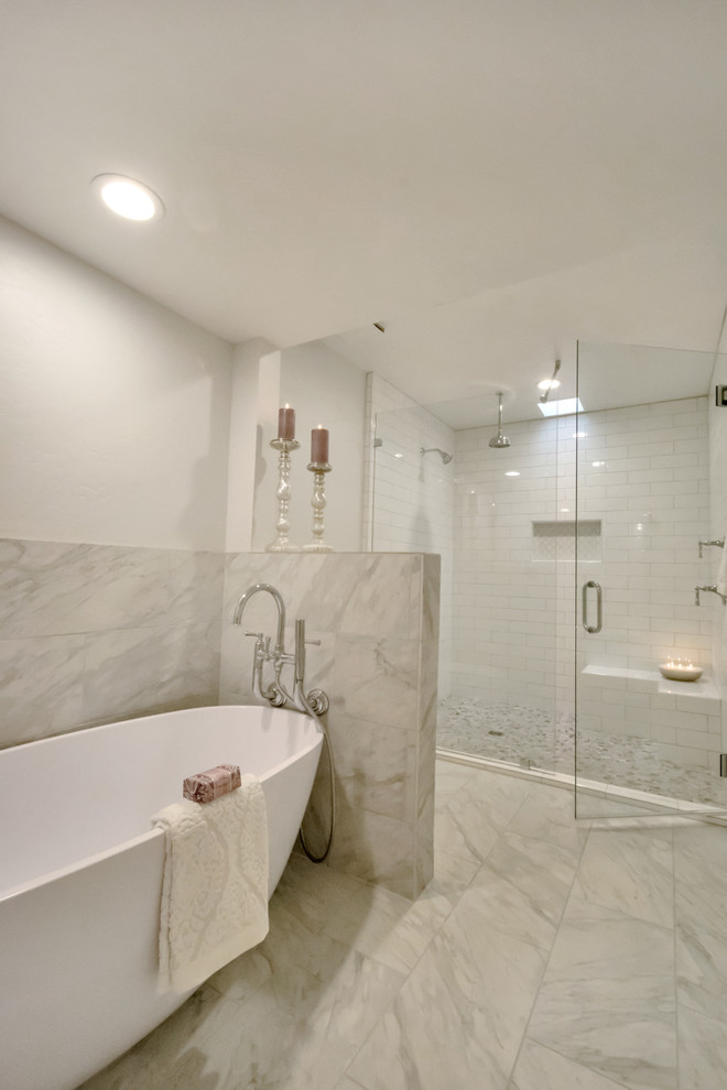 Idéer för att renovera ett stort funkis en-suite badrum, med luckor med upphöjd panel, vita skåp, ett fristående badkar, en dusch i en alkov, vit kakel, tunnelbanekakel, grå väggar, klinkergolv i porslin, ett nedsänkt handfat, granitbänkskiva, grått golv och dusch med gångjärnsdörr