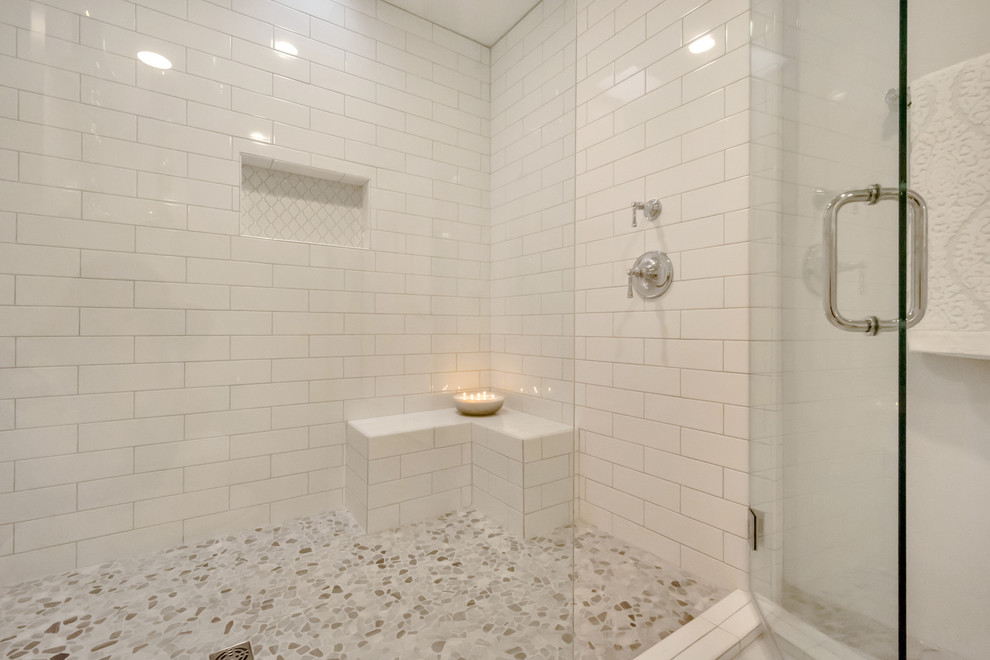 Exempel på ett stort modernt en-suite badrum, med luckor med upphöjd panel, vita skåp, ett fristående badkar, en dusch i en alkov, vit kakel, tunnelbanekakel, grå väggar, klinkergolv i porslin, ett nedsänkt handfat, granitbänkskiva, grått golv och dusch med gångjärnsdörr