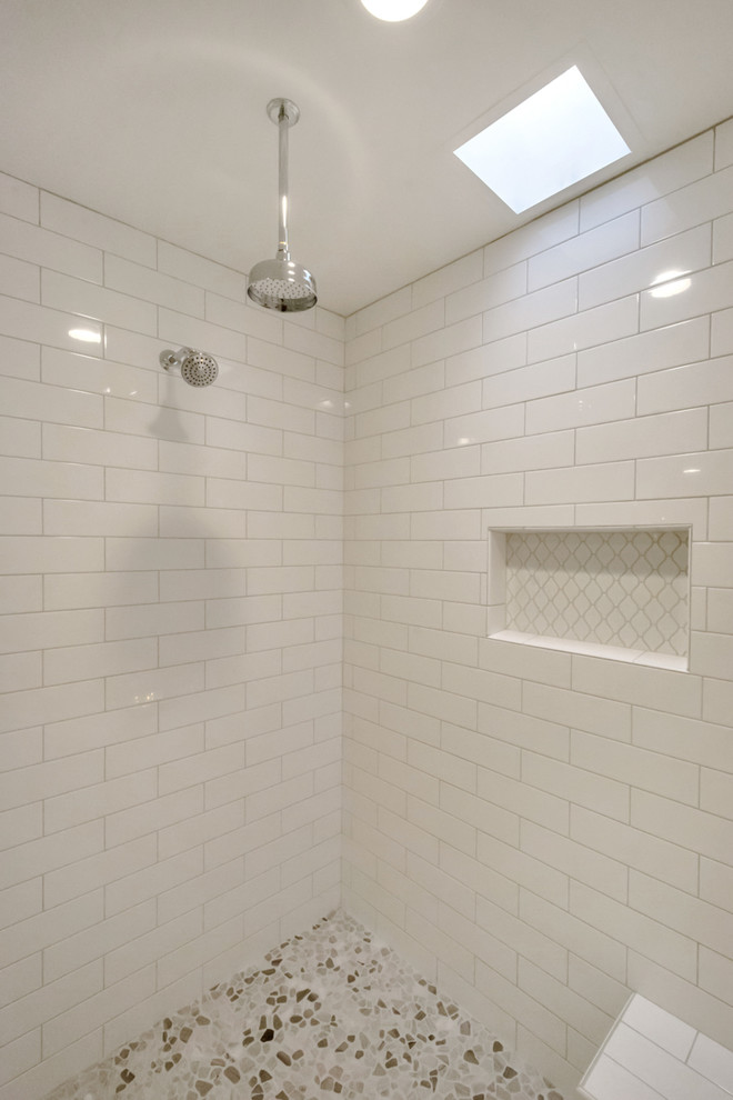 Свежая идея для дизайна: большая главная ванная комната в современном стиле с фасадами с выступающей филенкой, белыми фасадами, отдельно стоящей ванной, душем в нише, белой плиткой, плиткой кабанчик, серыми стенами, полом из керамогранита, накладной раковиной, столешницей из гранита, серым полом и душем с распашными дверями - отличное фото интерьера