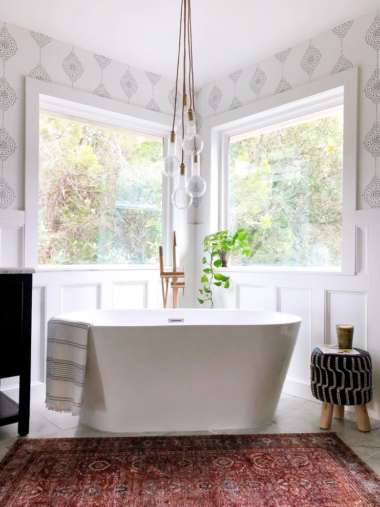 Exempel på ett klassiskt grå grått en-suite badrum, med blå skåp, ett fristående badkar, grått golv, marmorgolv, ett undermonterad handfat, marmorbänkskiva och med dusch som är öppen