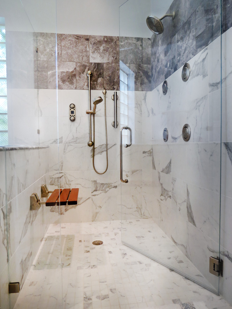 Свежая идея для дизайна: главная ванная комната среднего размера в стиле модернизм с врезной раковиной, фасадами с утопленной филенкой, белыми фасадами, мраморной столешницей, ванной в нише, открытым душем, раздельным унитазом, белой плиткой, керамогранитной плиткой, белыми стенами и полом из керамогранита - отличное фото интерьера