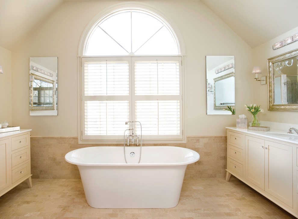 Bild på ett stort funkis en-suite badrum, med ett integrerad handfat, luckor med infälld panel, beige skåp, ett fristående badkar, en hörndusch, beige kakel, beige väggar, klinkergolv i keramik, granitbänkskiva och keramikplattor