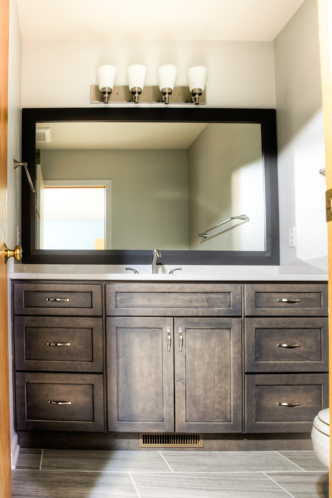 Bild på ett funkis en-suite badrum, med luckor med infälld panel, skåp i mörkt trä, en dusch i en alkov, grå kakel, keramikplattor, grå väggar, klinkergolv i keramik, ett undermonterad handfat och bänkskiva i kvarts