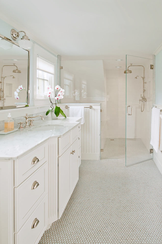 Foto på ett funkis badrum, med marmorbänkskiva, vita skåp, en kantlös dusch och mosaikgolv