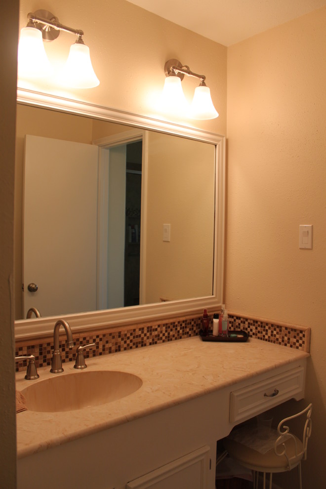 Exempel på ett litet klassiskt badrum, med ett undermonterad handfat, luckor med infälld panel, vita skåp, granitbänkskiva, ett platsbyggt badkar, en dusch/badkar-kombination, en toalettstol med separat cisternkåpa, beige kakel, mosaik, beige väggar och klinkergolv i porslin