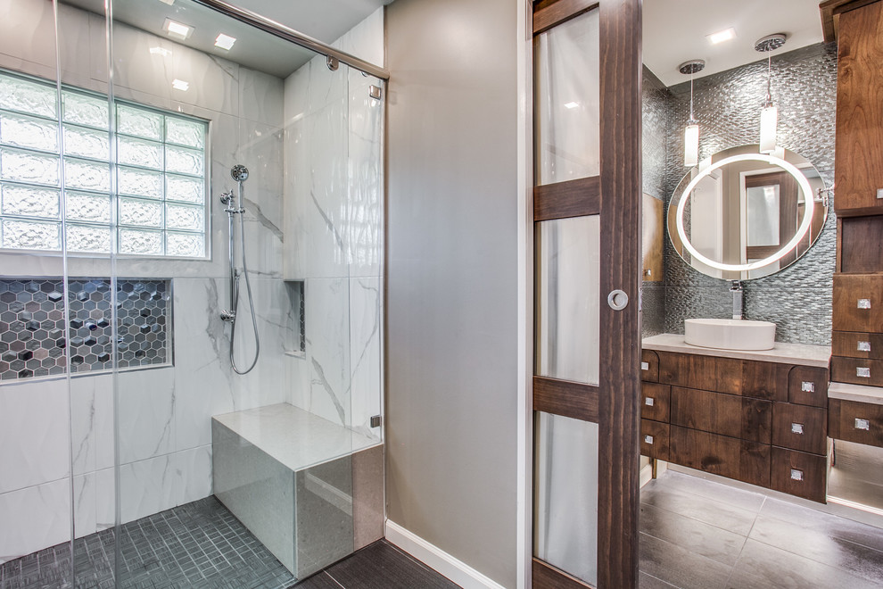 Ejemplo de cuarto de baño contemporáneo con baldosas y/o azulejos beige, baldosas y/o azulejos de vidrio, suelo de baldosas de porcelana, encimera de cuarcita y encimeras blancas