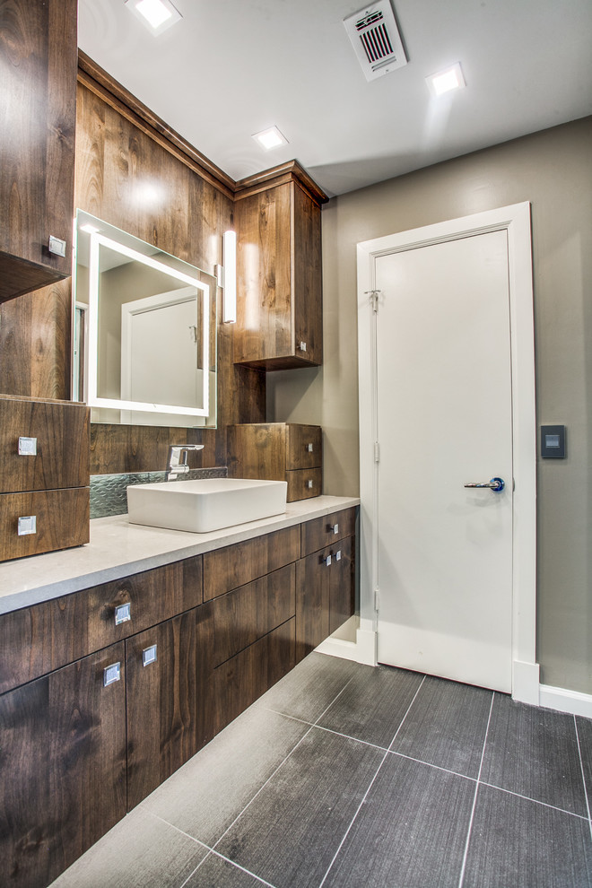 Modernes Badezimmer mit beigen Fliesen, Glasfliesen, Porzellan-Bodenfliesen, Quarzit-Waschtisch und weißer Waschtischplatte in Dallas