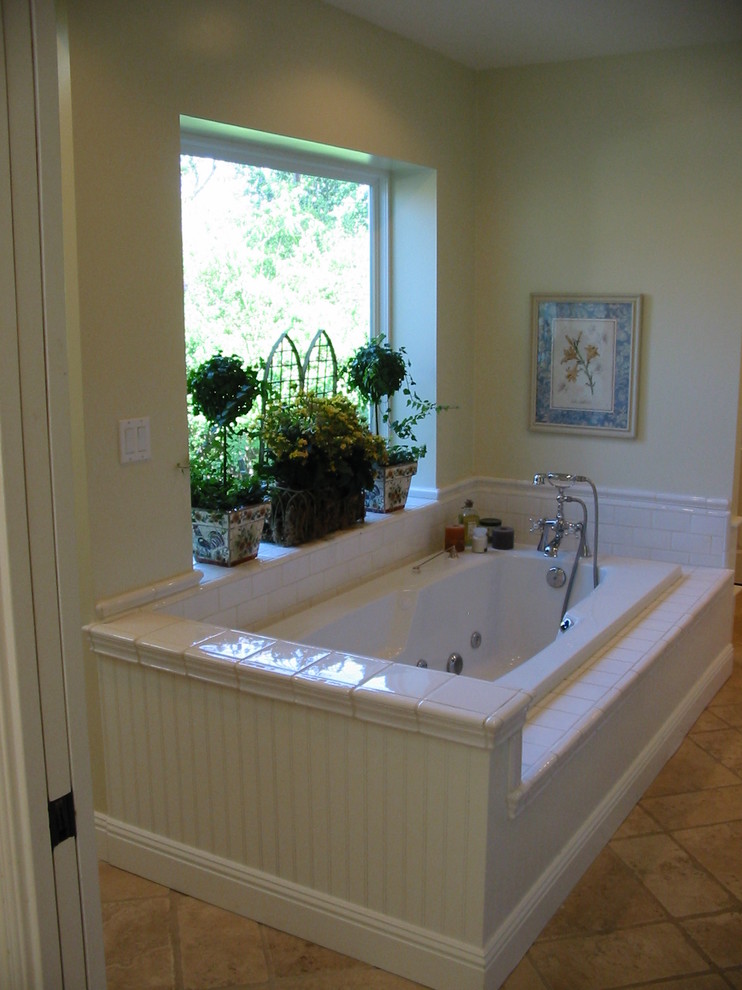 Ejemplo de cuarto de baño principal clásico grande con puertas de armario blancas, bañera encastrada, baldosas y/o azulejos blancos, baldosas y/o azulejos de cerámica y suelo de travertino