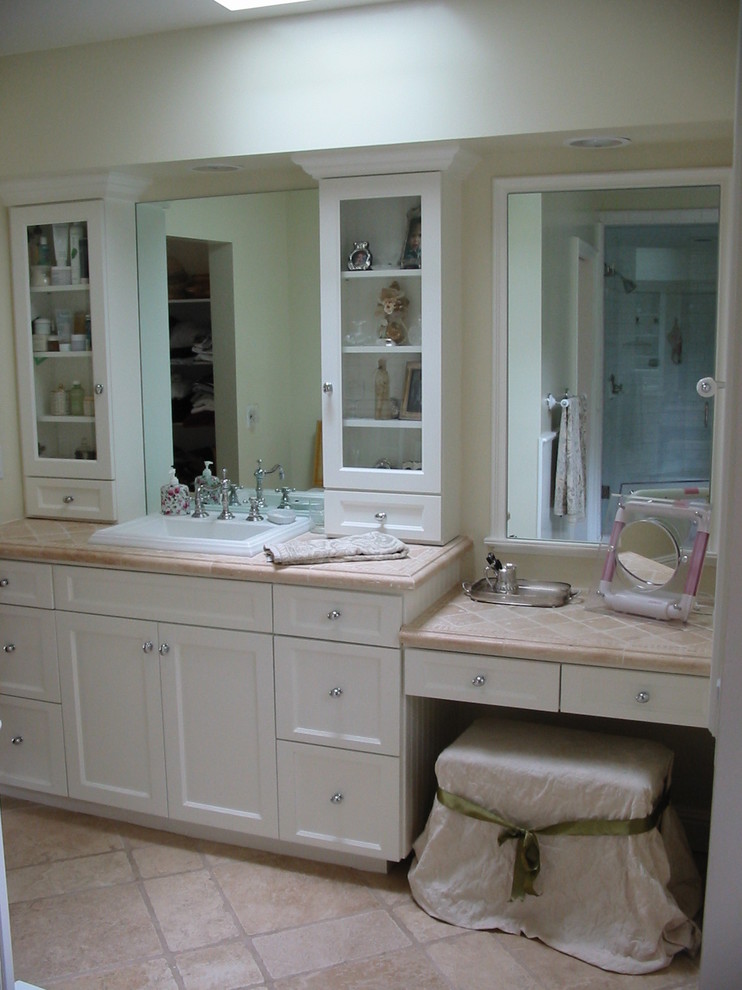 Modelo de cuarto de baño principal clásico grande con lavabo encastrado, armarios estilo shaker, puertas de armario blancas, encimera de azulejos, baldosas y/o azulejos beige, baldosas y/o azulejos de piedra y suelo de travertino