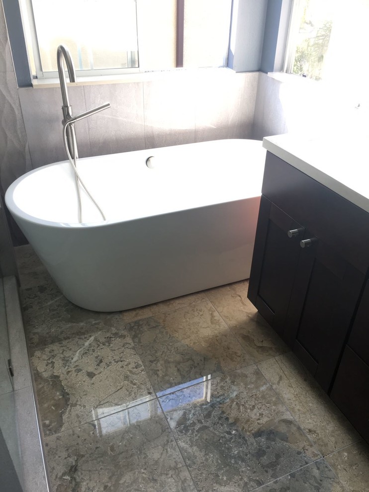Idee per una stanza da bagno scandinava con vasca freestanding