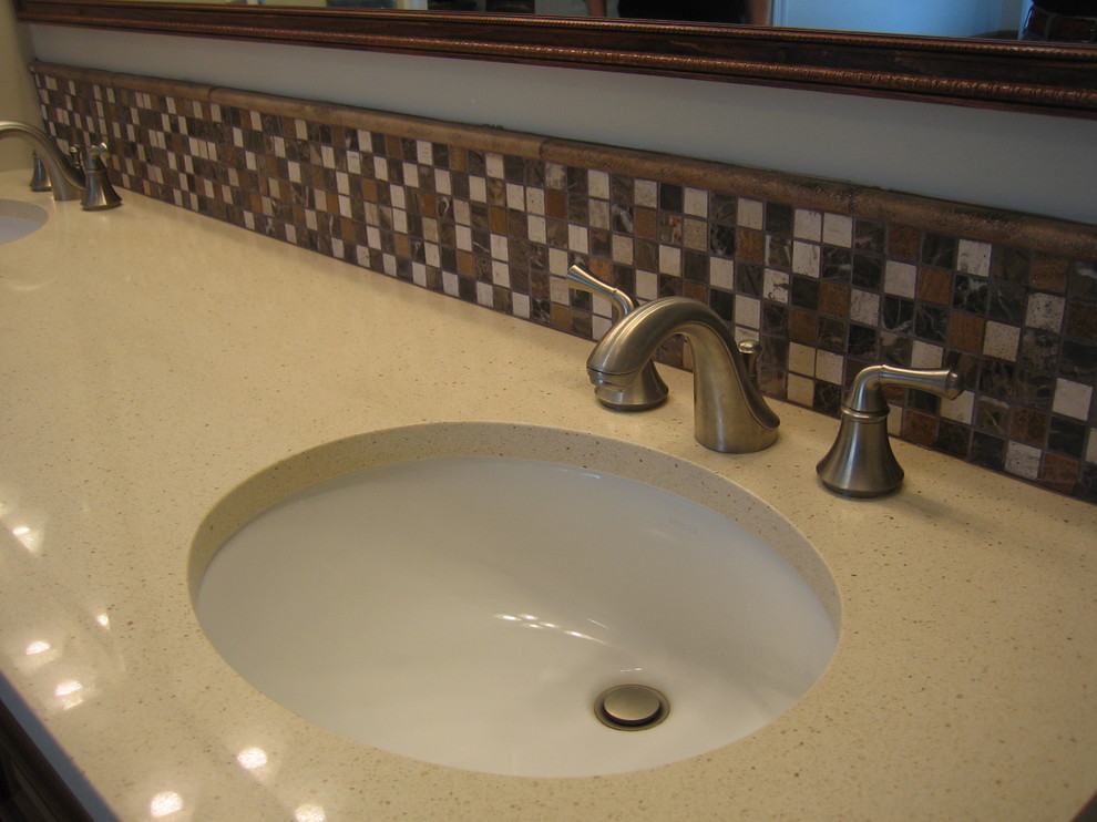 Immagine di una stanza da bagno padronale design con vasca sottopiano, doccia ad angolo e pavimento con piastrelle in ceramica