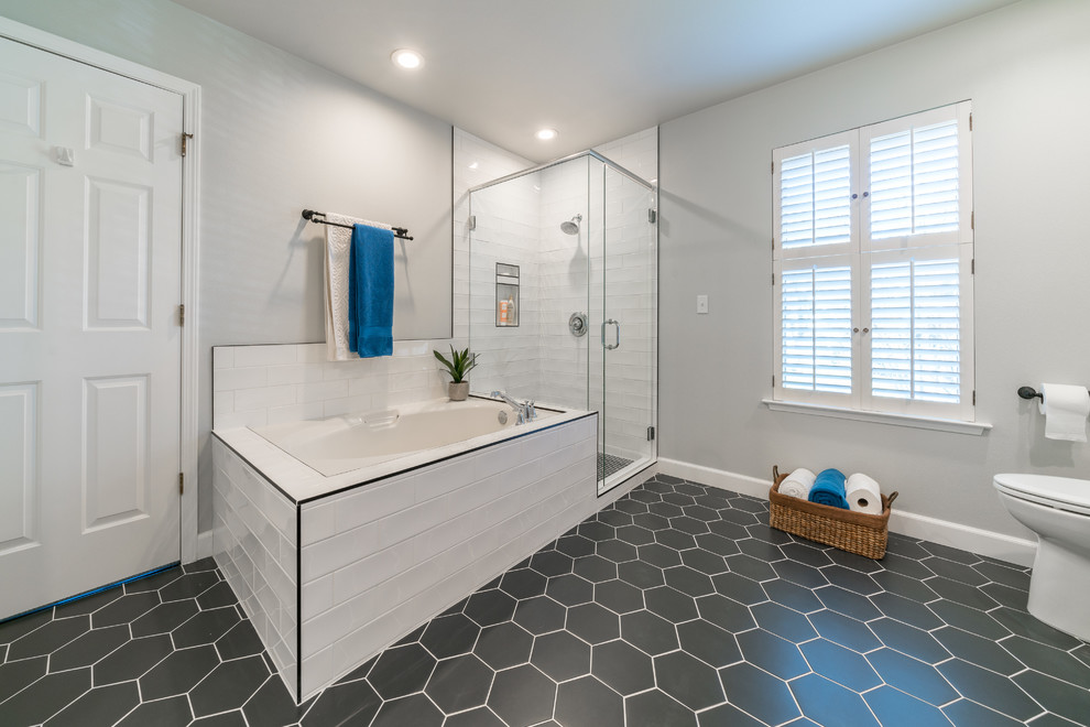 Источник вдохновения для домашнего уюта: большая главная ванная комната в стиле модернизм с фасадами в стиле шейкер, белыми фасадами, японской ванной, душем в нише, унитазом-моноблоком, белой плиткой, плиткой кабанчик, серыми стенами, полом из мозаичной плитки, консольной раковиной, мраморной столешницей, серым полом, душем с распашными дверями и белой столешницей