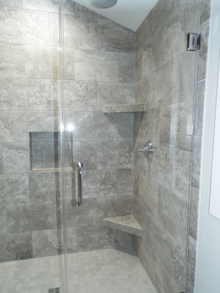 Bild på ett funkis badrum, med ett fristående badkar