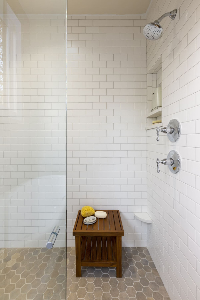 Inspiration pour une grande salle de bain principale traditionnelle avec un placard à porte shaker, des portes de placard blanches, une baignoire indépendante, une douche à l'italienne, WC séparés, un carrelage beige, des carreaux de porcelaine, un mur beige, un sol en carrelage de porcelaine, un lavabo encastré, un plan de toilette en quartz modifié, un sol gris, une cabine de douche à porte coulissante, un plan de toilette blanc, des toilettes cachées, meuble double vasque, meuble-lavabo encastré et un plafond voûté.