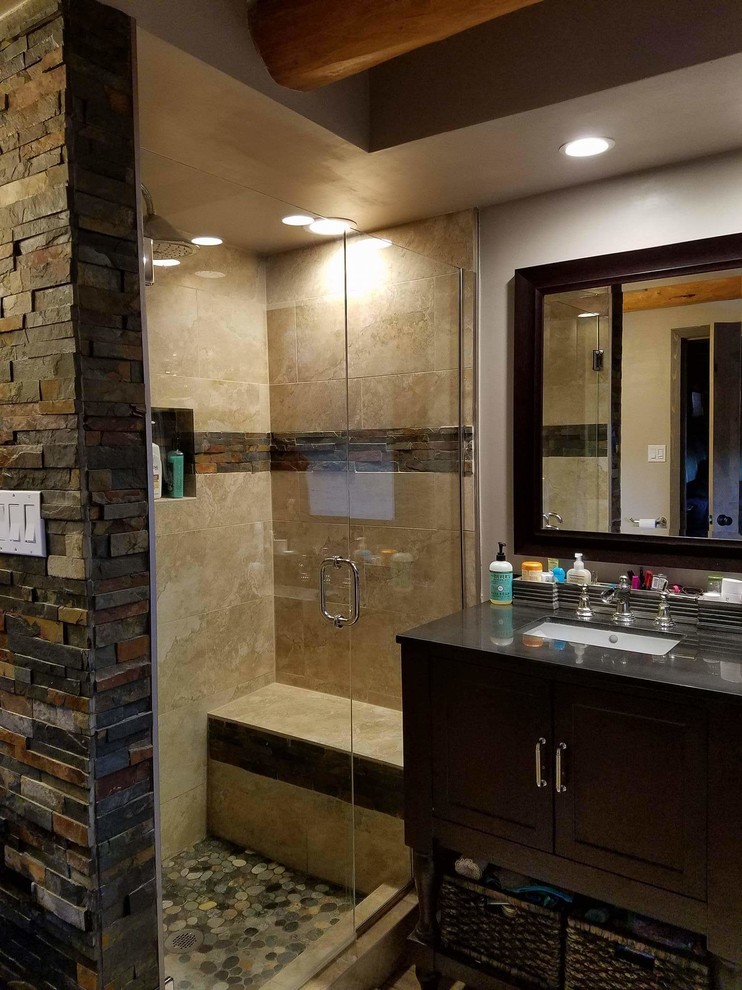 На фото: большая главная ванная комната в стиле рустика с плоскими фасадами, коричневыми фасадами, угловым душем, бежевой плиткой, цементной плиткой, бежевыми стенами, врезной раковиной и душем с распашными дверями