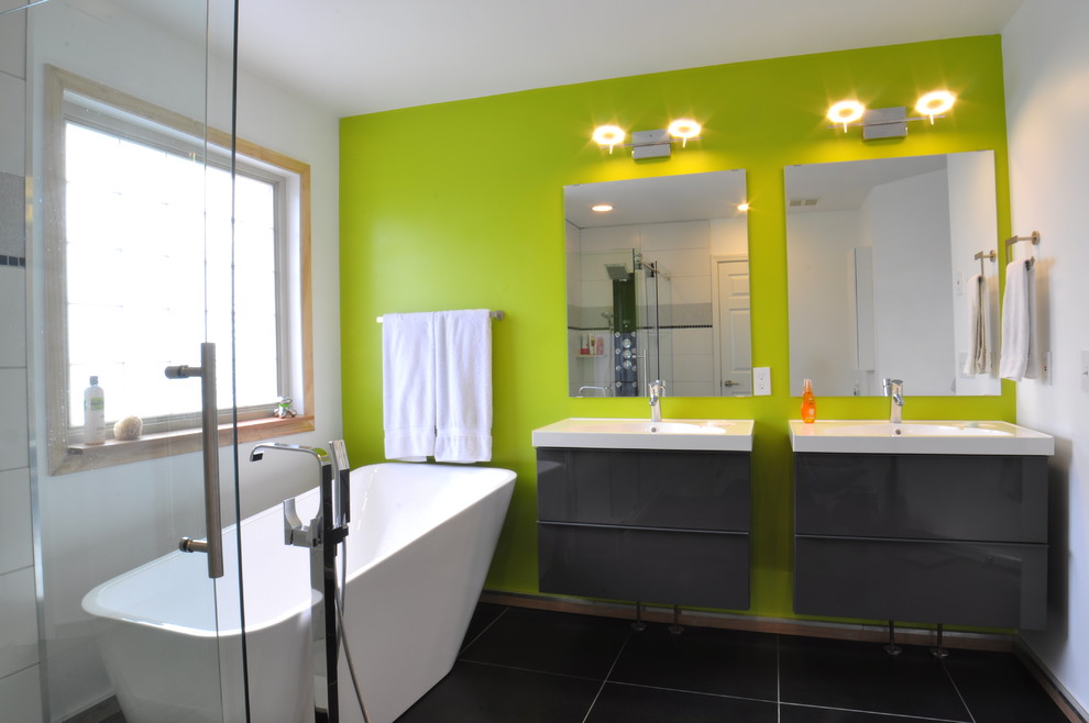 На фото: главная ванная комната среднего размера в стиле модернизм с подвесной раковиной, фасадами островного типа, серыми фасадами, отдельно стоящей ванной, открытым душем, унитазом-моноблоком, белой плиткой, керамической плиткой, зелеными стенами и полом из керамической плитки