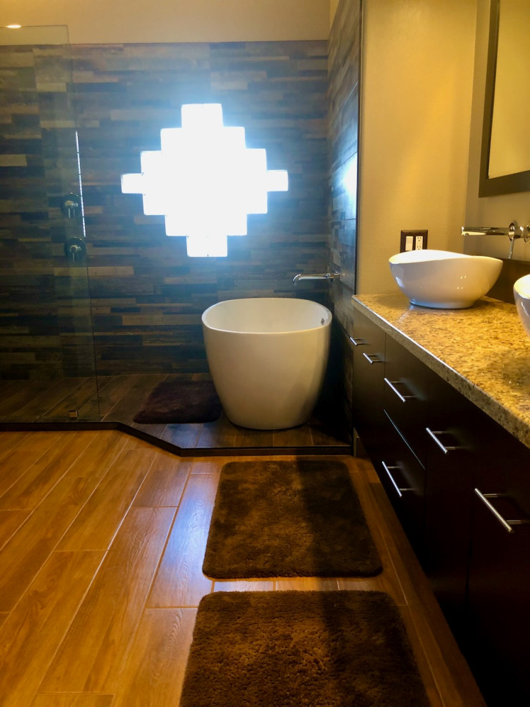 Пример оригинального дизайна: главная ванная комната среднего размера в стиле модернизм с подвесной тумбой